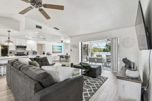 TV, books - Private Sarasota Oasis with heated pool & 10 minutes to Siesta Key (Sarasota)