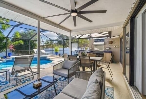Outdoor dining - Private Sarasota Oasis with heated pool & 10 minutes to Siesta Key (Sarasota)