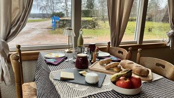 Free daily continental breakfast