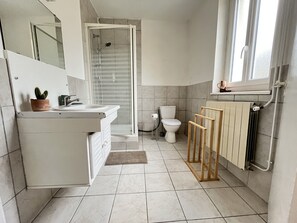 Suite, en-suite badkamer, uitzicht op tuin | Een strijkplank/strijkijzer, gratis wifi