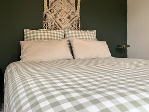 Suite, en-suite badkamer, uitzicht op tuin | Een strijkplank/strijkijzer, gratis wifi