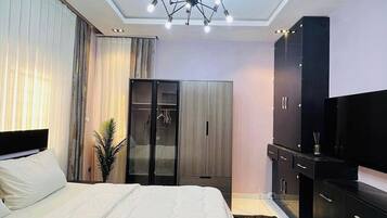 Escritorio, espacio para trabajar con laptop y cortinas blackout