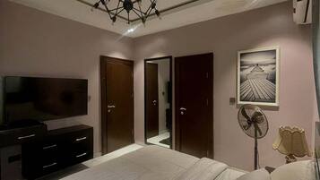 Escritorio, espacio para trabajar con laptop y cortinas blackout