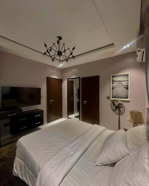 Escritorio, espacio para trabajar con laptop y cortinas blackout 