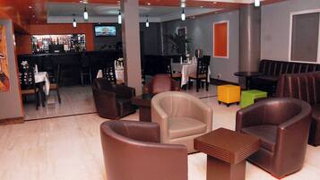 Family Room, Balcony, City View | Bar (on property)