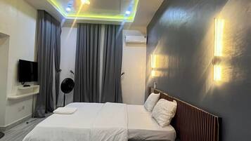 Escritorio, espacio para trabajar con laptop y cortinas blackout