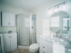 Shower, towels, soap, toilet paper - Masters Week Home Away from Home - 3BR Retreat Minutes from Augusta National (Augusta)