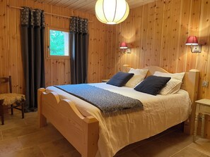 7 bedrooms, WiFi, bed sheets