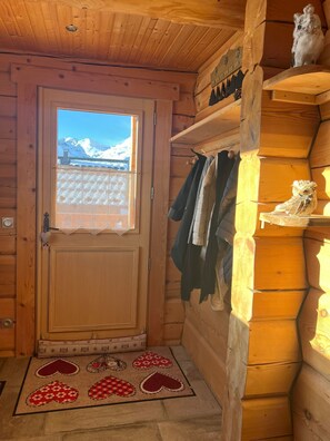 Interior - Large family chalet Heritage Chalet (la joue du loup)