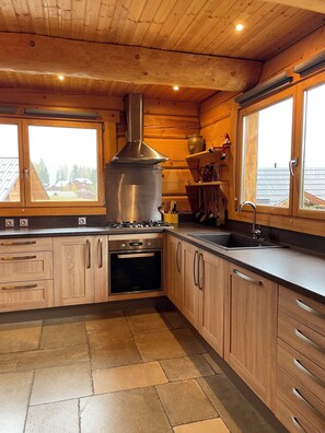 Private kitchen - Large family chalet Heritage Chalet (la joue du loup)