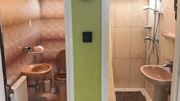 Douche, sĂšche-cheveux, serviettes fournies, savon