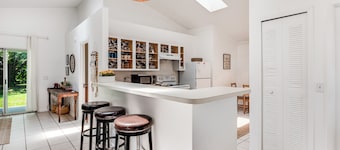 Stylish Retreat Near Beaches & Attractions - Private, Clean, Comfortable