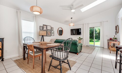 Stylish Retreat Near Beaches & Attractions - Private, Clean, Comfortable