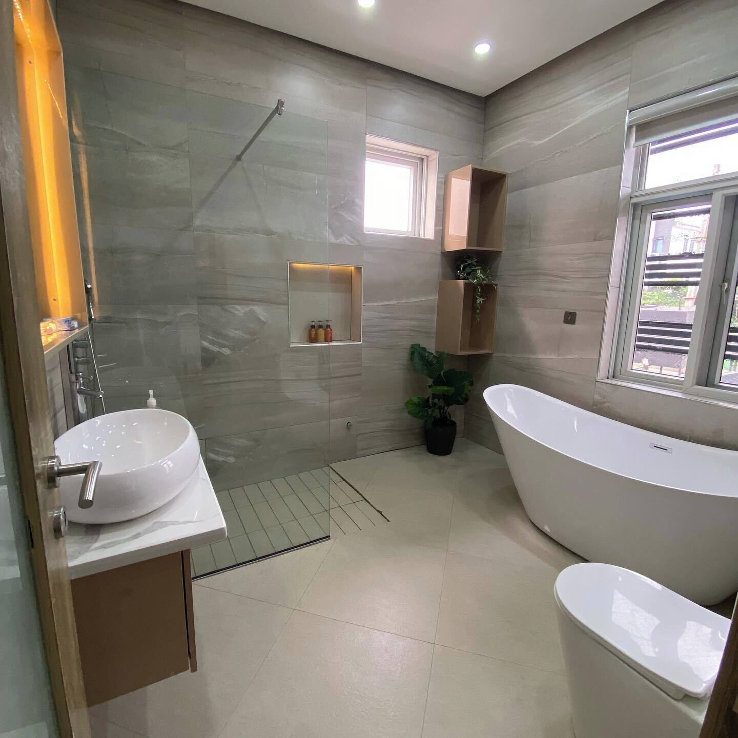 Habitación familiar, balcón, vistas a la ciudad | Baño | Artículos de higiene personal gratuitos, secador de pelo y toallas