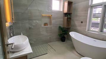 Habitación familiar, balcón, vistas a la ciudad | Baño | Artículos de higiene personal gratuitos, secador de pelo y toallas