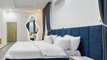 Habitación familiar, balcón, vistas a la ciudad | Escritorio, espacio para trabajar con un portátil, cortinas opacas