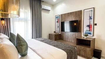 Habitación familiar, balcón, vistas a la ciudad | Escritorio, espacio para trabajar con un portátil, cortinas opacas