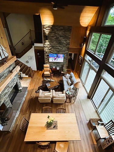 PRISTINE SKELETON LAKE - 5 Bedroom Cottage