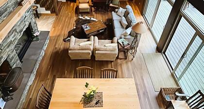 PRISTINE SKELETON LAKE - 5 Bedroom Cottage