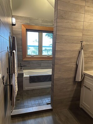 Hair dryer, towels, soap, toilet paper - PRISTINE SKELETON LAKE - 5 Bedroom Cottage (Utterson,)