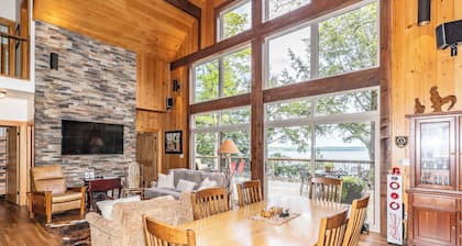PRISTINE SKELETON LAKE - 5 Bedroom Cottage