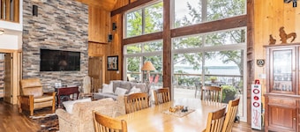 PRISTINE SKELETON LAKE - 5 Bedroom Cottage