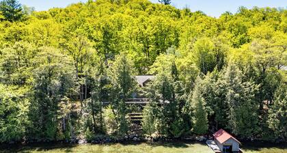 PRISTINE SKELETON LAKE - 5 Bedroom Cottage