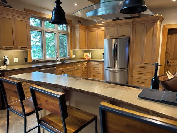 Private kitchen - PRISTINE SKELETON LAKE - 5 Bedroom Cottage (Utterson,)