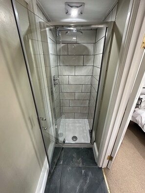 Shower, hair dryer, towels, soap - Gorge View Welsh Slate Cottage (Cilgerran)