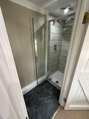 Shower, hair dryer, towels, soap - Gorge View Welsh Slate Cottage (Cilgerran)
