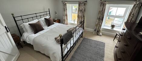 3 bedrooms, iron/ironing board, WiFi, bed sheets