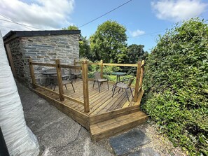 Terrace/patio - Gorge View Welsh Slate Cottage (Cilgerran)