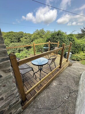Terrace/patio - Gorge View Welsh Slate Cottage (Cilgerran)
