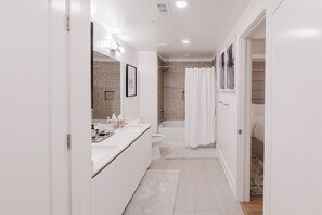 Hair dryer, towels, soap, toilet paper - Cozy 1-bedroom apartment in Buckhead Atlanta  (Atlanta)