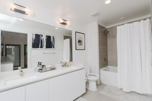 Hair dryer, towels, soap, toilet paper - Cozy 1-bedroom apartment in Buckhead Atlanta  (Atlanta)