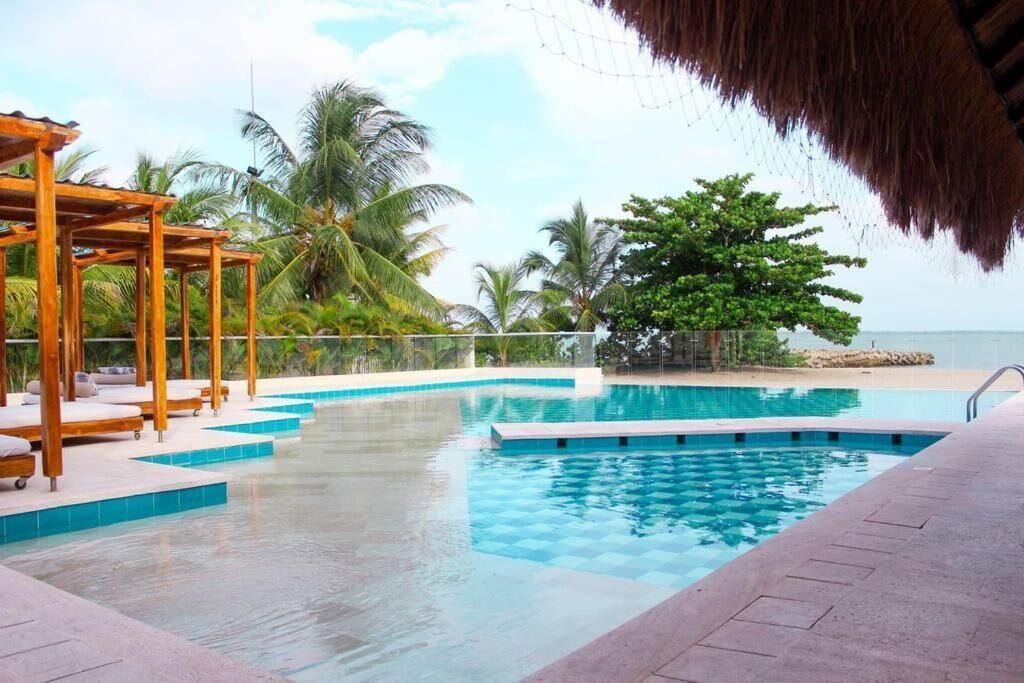 Maison, 3 chambres, balcon, en bord de plage | Piscine