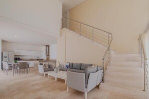 Maison, 3 chambres, balcon, au bord de la plage | Aire de séjour | Téléviseur