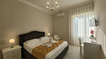 Classic Triple Room | Desk, blackout curtains, soundproofing, iron/ironing board