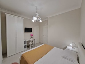 Classic Double Room | Desk, blackout curtains, soundproofing, iron/ironing board - Villa Grazia Pompei (Pompei)