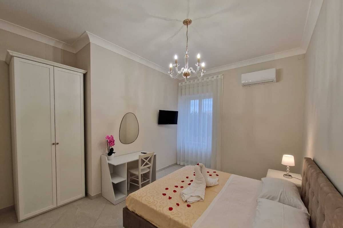 Classic Quadruple Room | Desk, blackout drapes, soundproofing, iron/ironing board