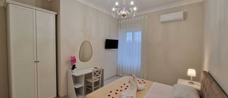 Kamar Quadruple Klasik | Meja kerja, tirai kedap cahaya, kedap suara, dan setrika/meja setrika