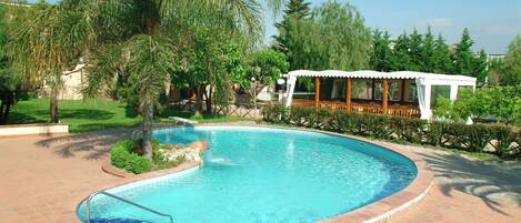 Außenpool (je nach Saison geöffnet), Liegestühle