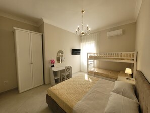 Schreibtisch, Verdunkelungsvorhänge, schallisolierte Zimmer