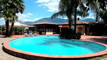 季節性室外泳池;躺椅