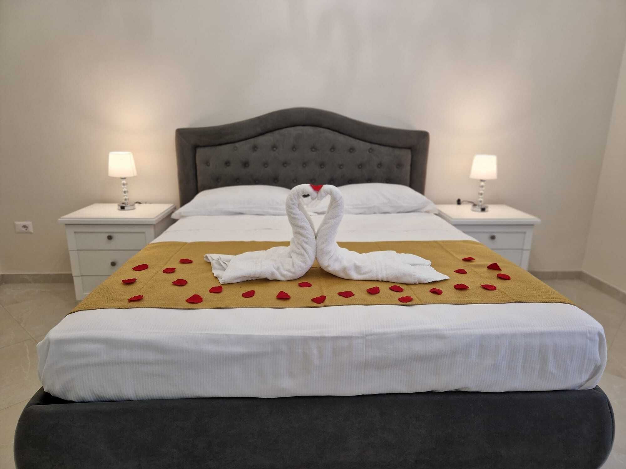 Classic Triple Room | Desk, blackout drapes, soundproofing, iron/ironing board