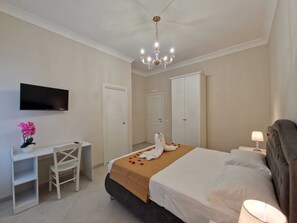 Classic Triple Room | Desk, blackout drapes, soundproofing, iron/ironing board - Villa Grazia Pompei (Pompei)