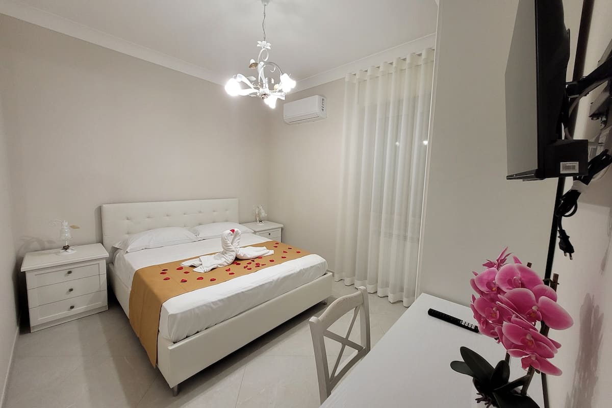 Classic Double Room | Desk, blackout drapes, soundproofing, iron/ironing board