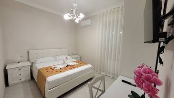 Kamar Double Klasik | Meja kerja, tirai kedap cahaya, kedap suara, dan setrika/meja setrika