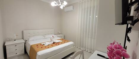 Classic Double Room | Desk, blackout drapes, soundproofing, iron/ironing board