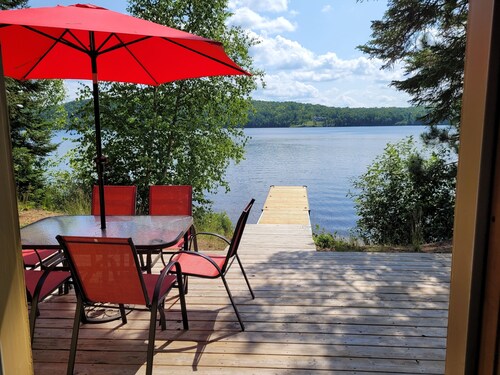 Cozy lakefront cottage near Algonquin with a private dock.
